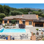 Villa rénovée avec vue panoramique, piscine et dépendance