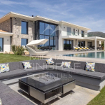 Villa contemporaine avec vue panoramique mer.
