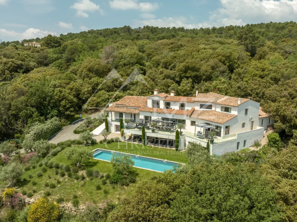 Propriété rénovée avec vue panoramique jusqu’à la mer