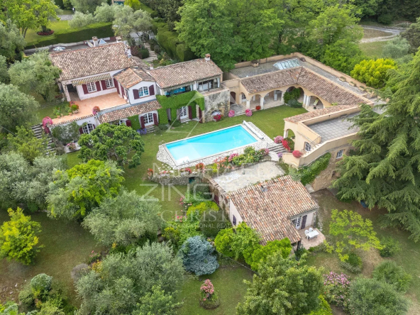 Propriété d’exception avec forêt, parc , tennis et vue dégagée.
