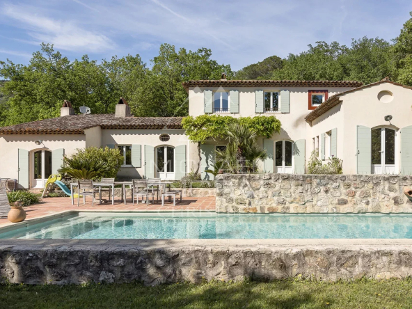 Elegant architect-designed country house with vast wooded park