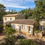 Élégante propriété de charme de 217 m² avec bergerie rénovée et piscine, au cœur d’un hectare de verdure