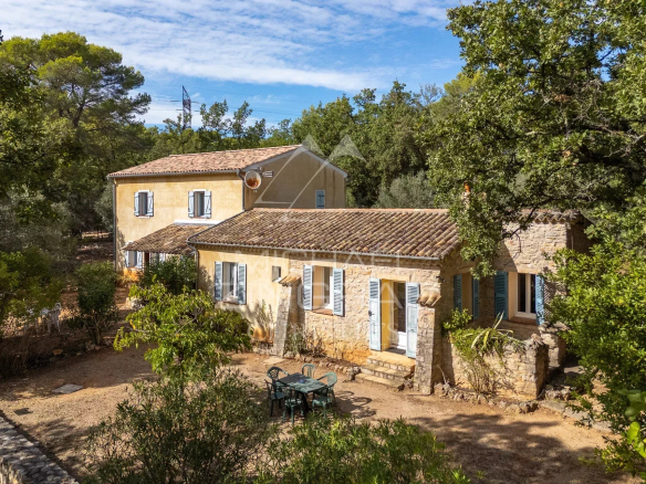 Élégante propriété de charme de 217 m² avec bergerie rénovée et piscine, au cœur d’un hectare de verdure