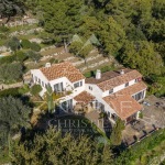 Villa avec vue mer et superbe terrain en restanques boisées