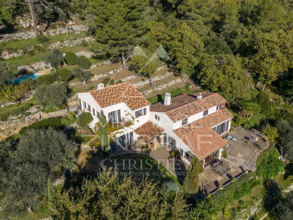 Villa avec vue mer et superbe terrain en restanques boisées