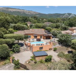 Villa rénovée avec vue panoramique, piscine et dépendance