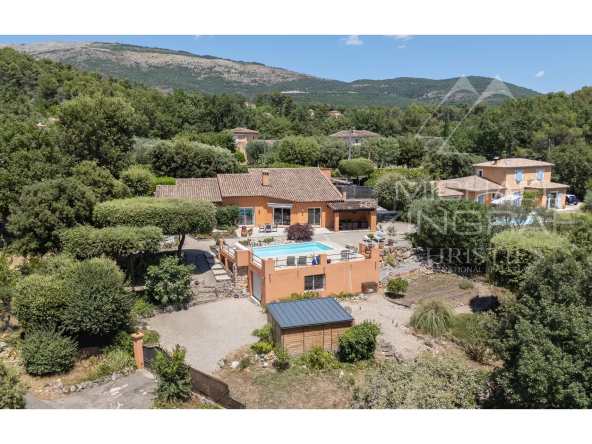 Villa rénovée avec vue panoramique, piscine et dépendance