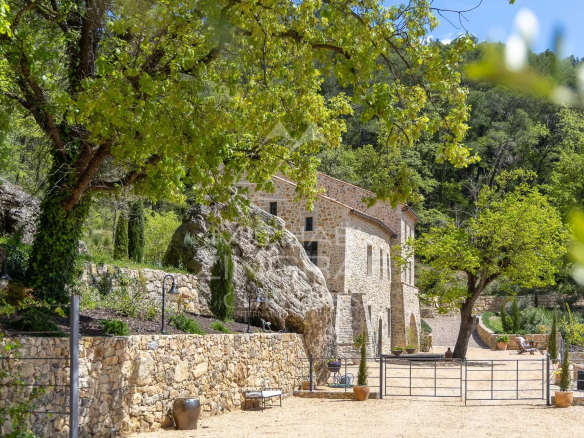 Guaranteed favorite - elegance and preserved nature a few minutes from the village