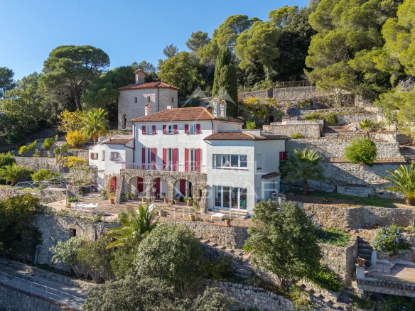 Charming property with panoramic sea views