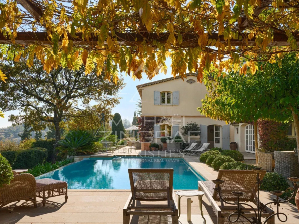 Villa avec vue panoramique et superbe jardin paysager