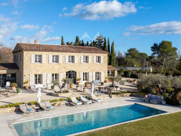 Bastide de charme baignée de lumière, à pied du village
