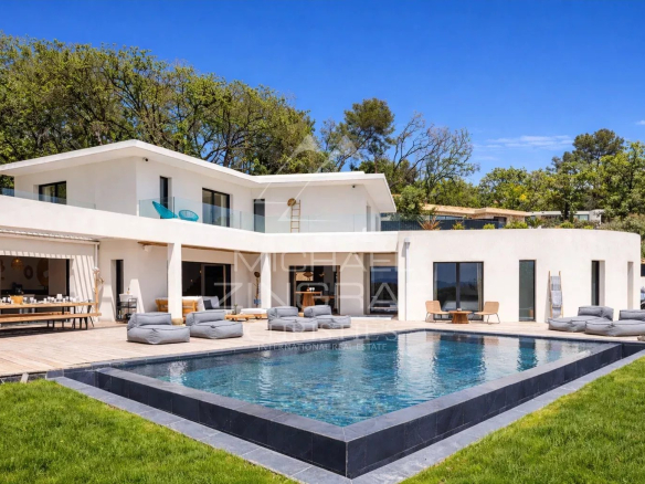 Contemporary villa in a private estate