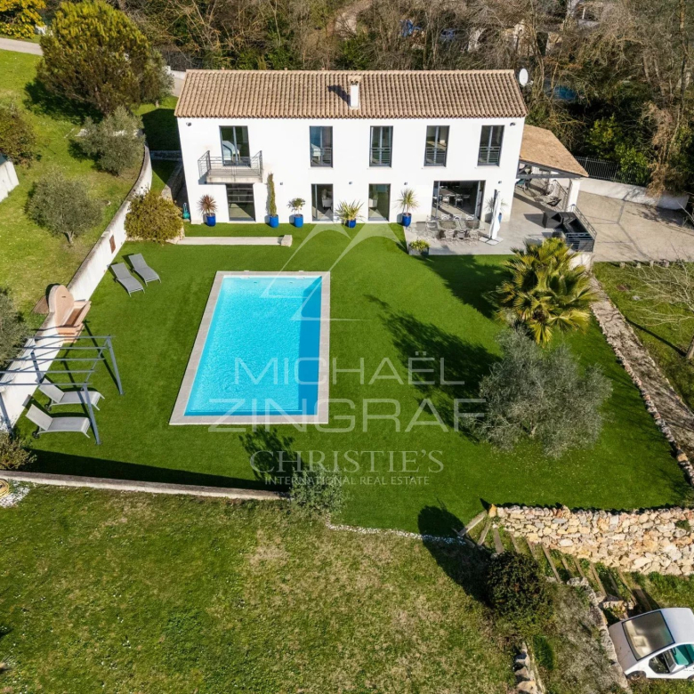 Domaine d’exception composé de trois maisons à proximité du village