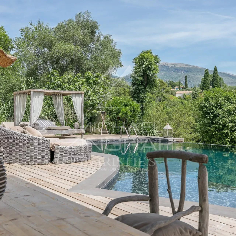 Gordes – Opportunité unique : maison à rénover sur vaste terrain constructible de 3 200 m²