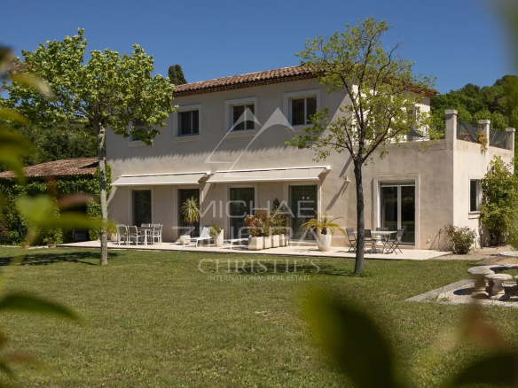Spacieuse villa néo-provençale