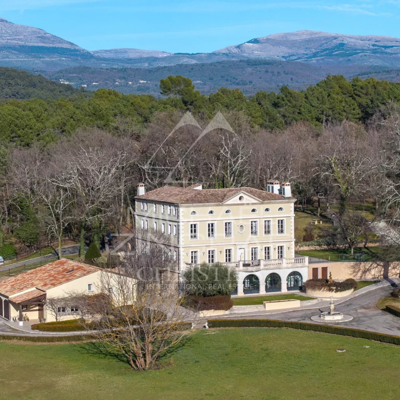 Villa Contemporaine Nichée dans un Écrin de Verdure