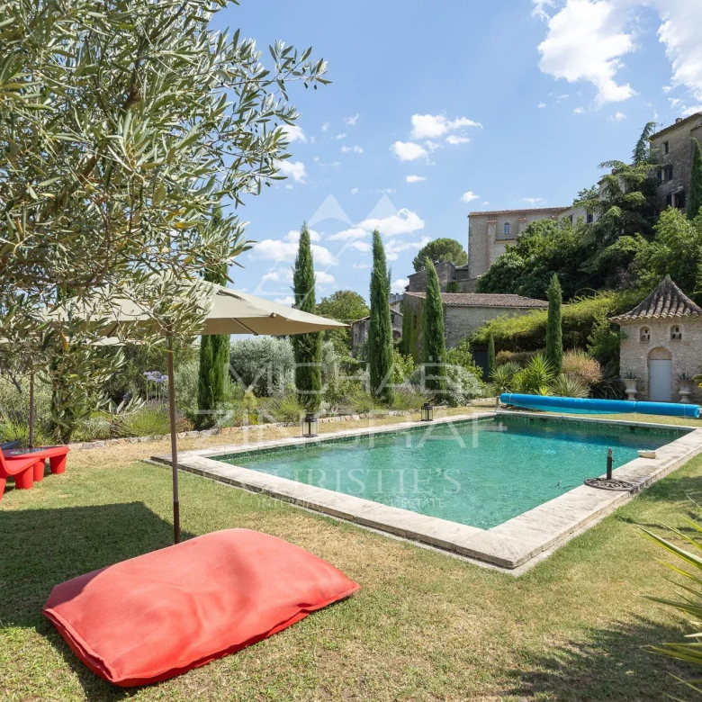 Spacieuse villa néo-provençale