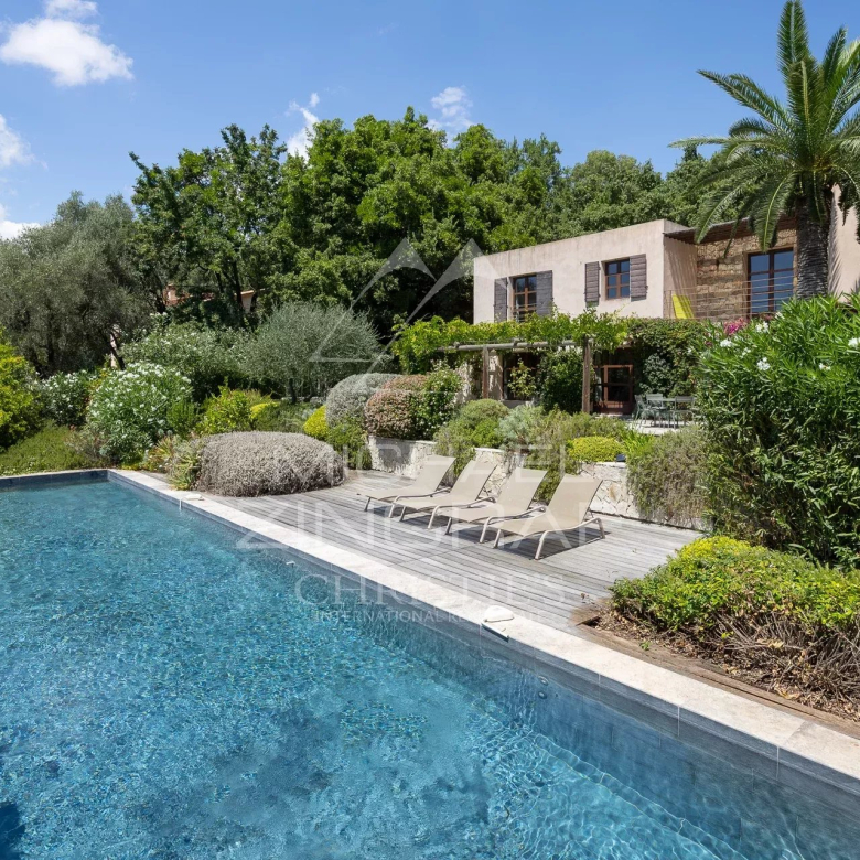 Manor house in the heart of a lush garden