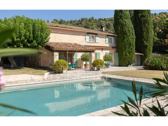 Entre Oliviers et Élégance : un Joyau Provençal