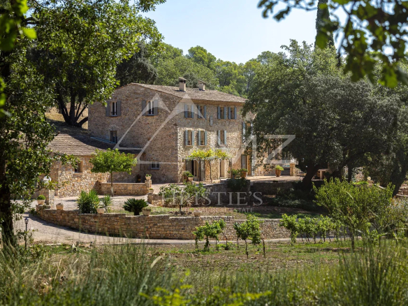 Élégante bastide en pierre au cœur de la Provence verte, entre Le Thoronet et Lorgues.
