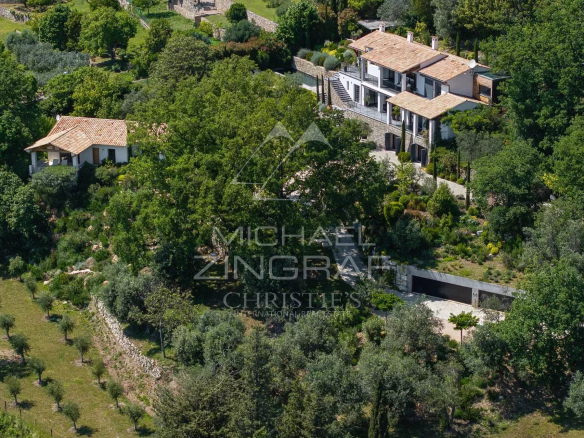 Domaine d’exception composé de trois maisons à proximité du village