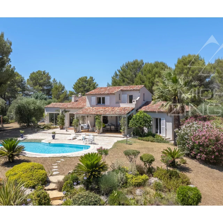 Beautiful villa with sea views in Cala Vinyas