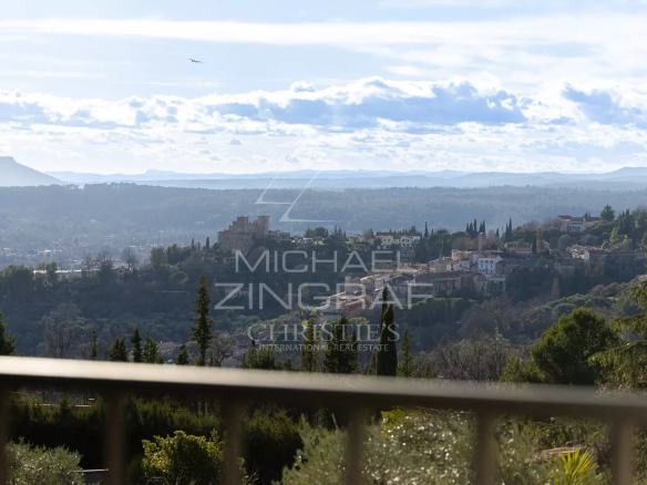 Bastide de charme baignée de lumière, à pied du village