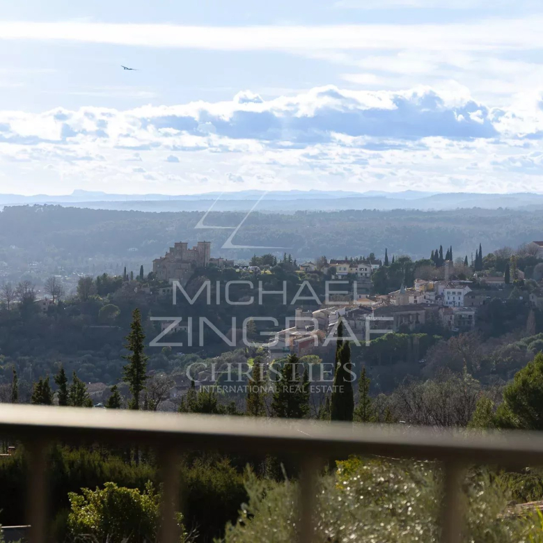 Villa contemporaine avec vue panoramique mer.