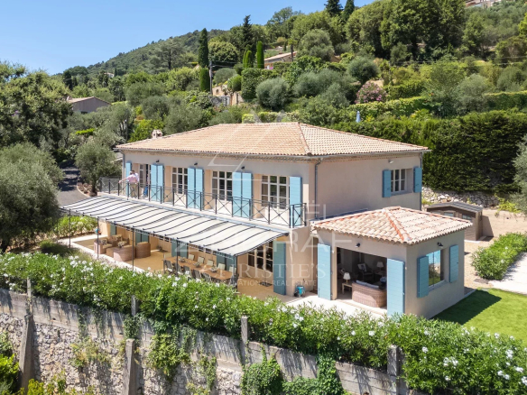 Villa familiale avec vue panoramique dans un domaine résidentiel