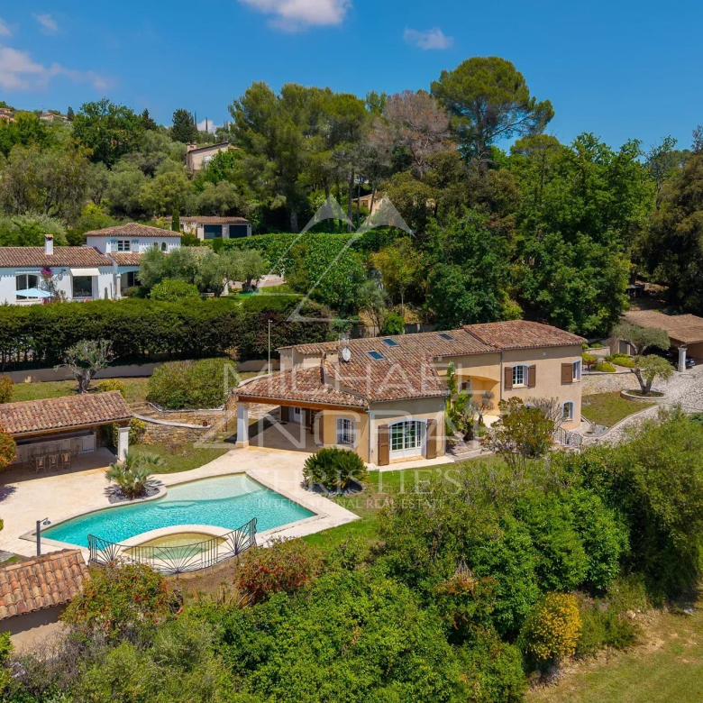 Villa contemporaine dans un domaine privé