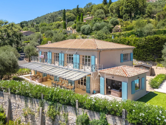 Villa familiale avec vue panoramique dans un domaine résidentiel