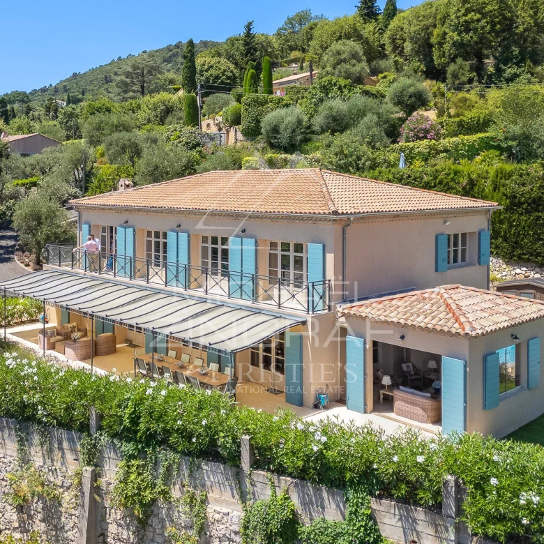 Villa contemporaine dans un domaine privé