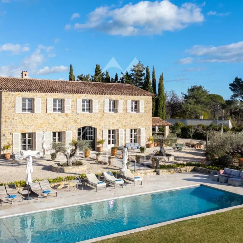 Propriété d’Exception en Provence avec Vue Panoramique sur les Villages Perchés
