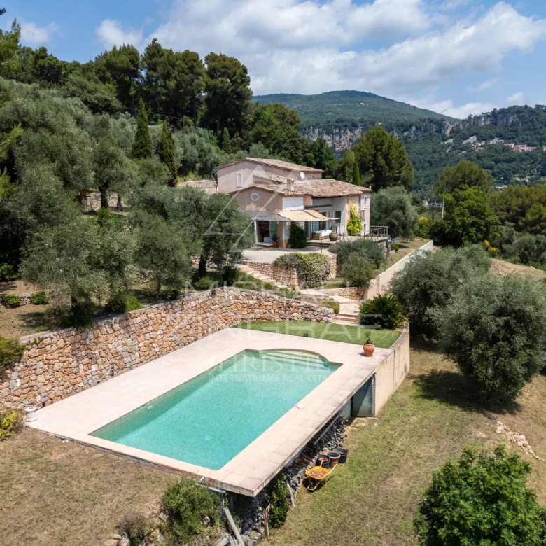 Family villa with panoramic views in a residential estate