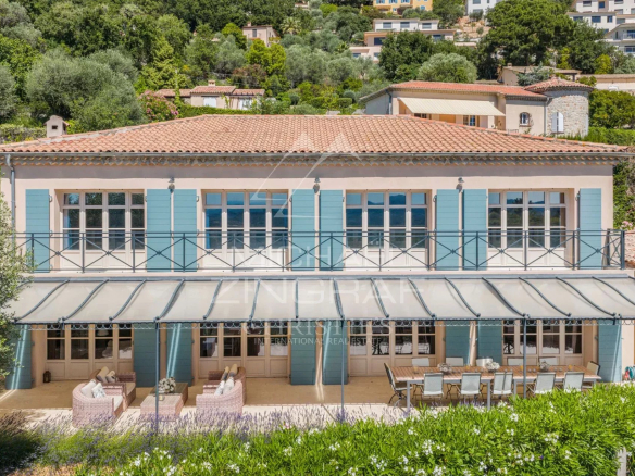 Family villa with panoramic views in a residential estate