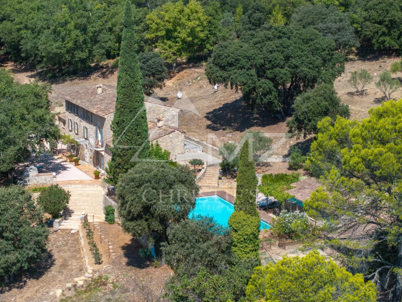 Élégante bastide en pierre au cœur de la Provence verte, entre Le Thoronet et Lorgues.