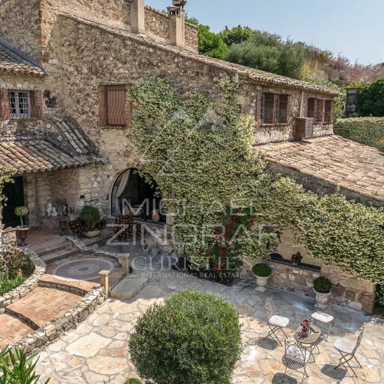 Mandelieu – Rare opportunity: exceptional plot of land with existing house and project for a contemporary villa of 600 m² with planning permission granted