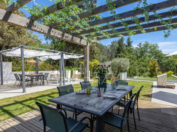 Terrasse d'une villa contemporaine avec mobilier extérieur et jardin à Roquefort-les-Pins.