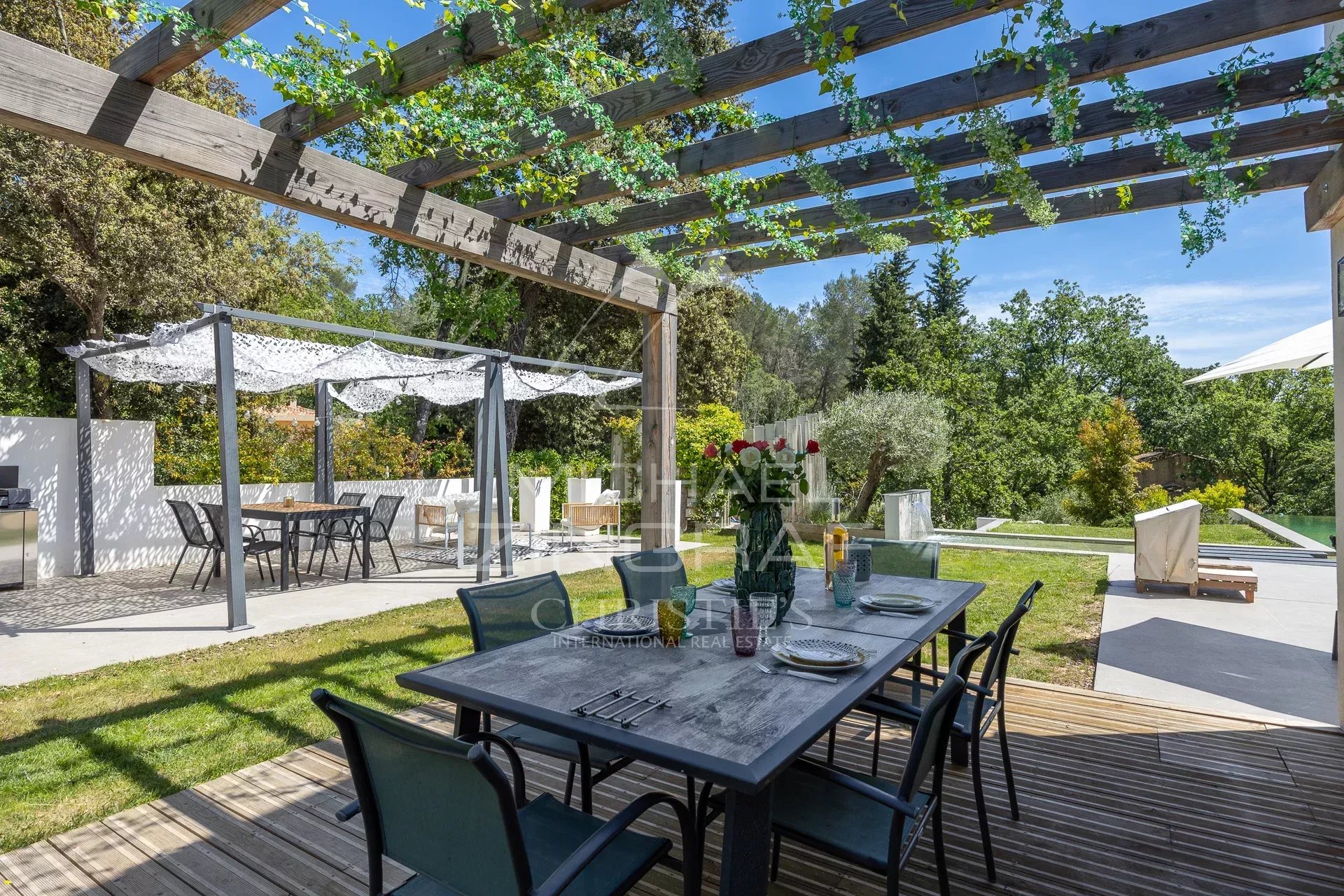 Terrasse d’une villa contemporaine Terrasse d'une villa contemporaine avec mobilier extérieur et jardin à Roquefort-les-Pins.