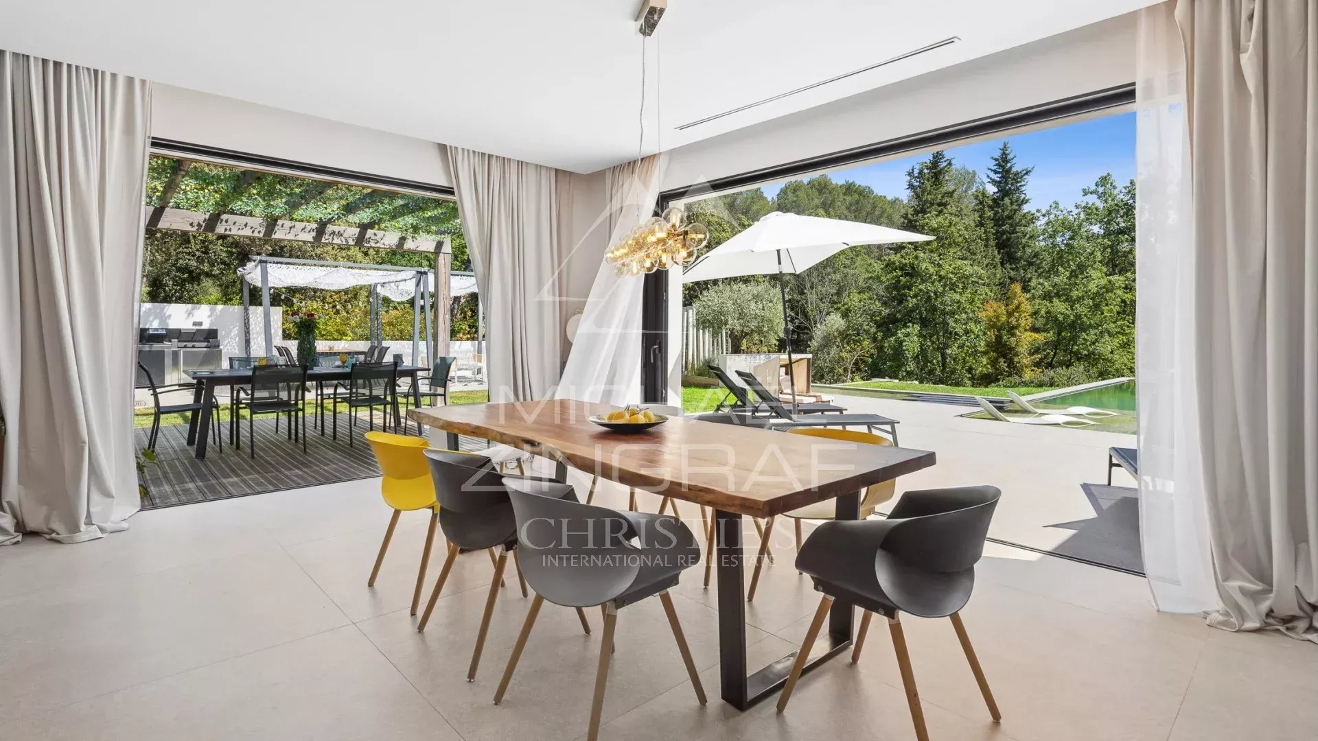 Intérieur d’une villa contemporaine Intérieur d'une villa contemporaine avec salle à manger et vue sur le jardin.