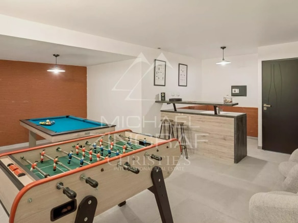 Salle de jeux avec table de billard et baby-foot dans une villa contemporaine à Roquefort-les-Pins.