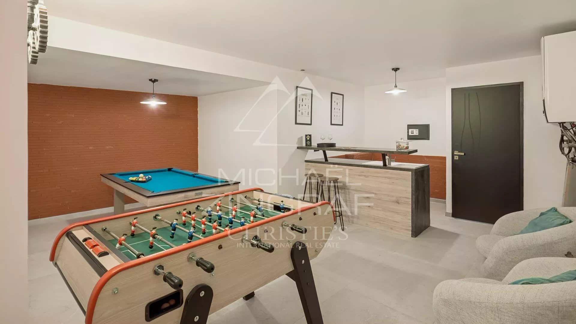 Salle de jeux dans une villa contemporaine Salle de jeux avec table de billard et baby-foot dans une villa contemporaine à Roquefort-les-Pins.
