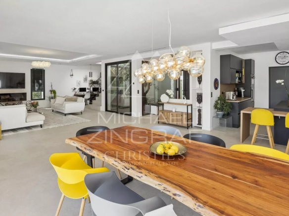 Intérieur d'une villa contemporaine à Roquefort-les-Pins avec un salon moderne et une salle à manger.