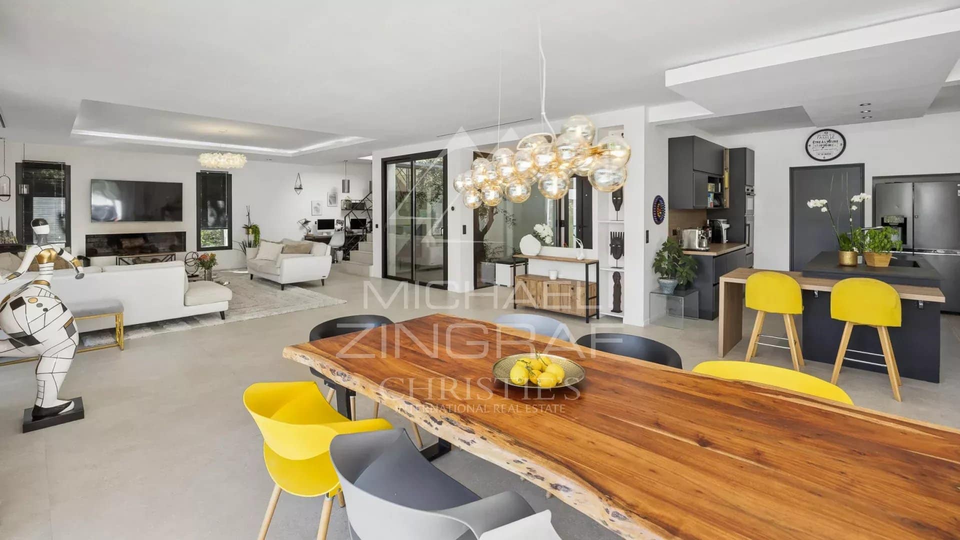 Intérieur d’une villa contemporaine Intérieur d'une villa contemporaine à Roquefort-les-Pins avec un salon moderne et une salle à manger.