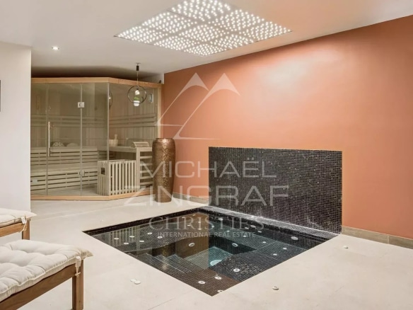 Intérieur d'une villa contemporaine avec spa et sauna, murs en teintes chaudes.