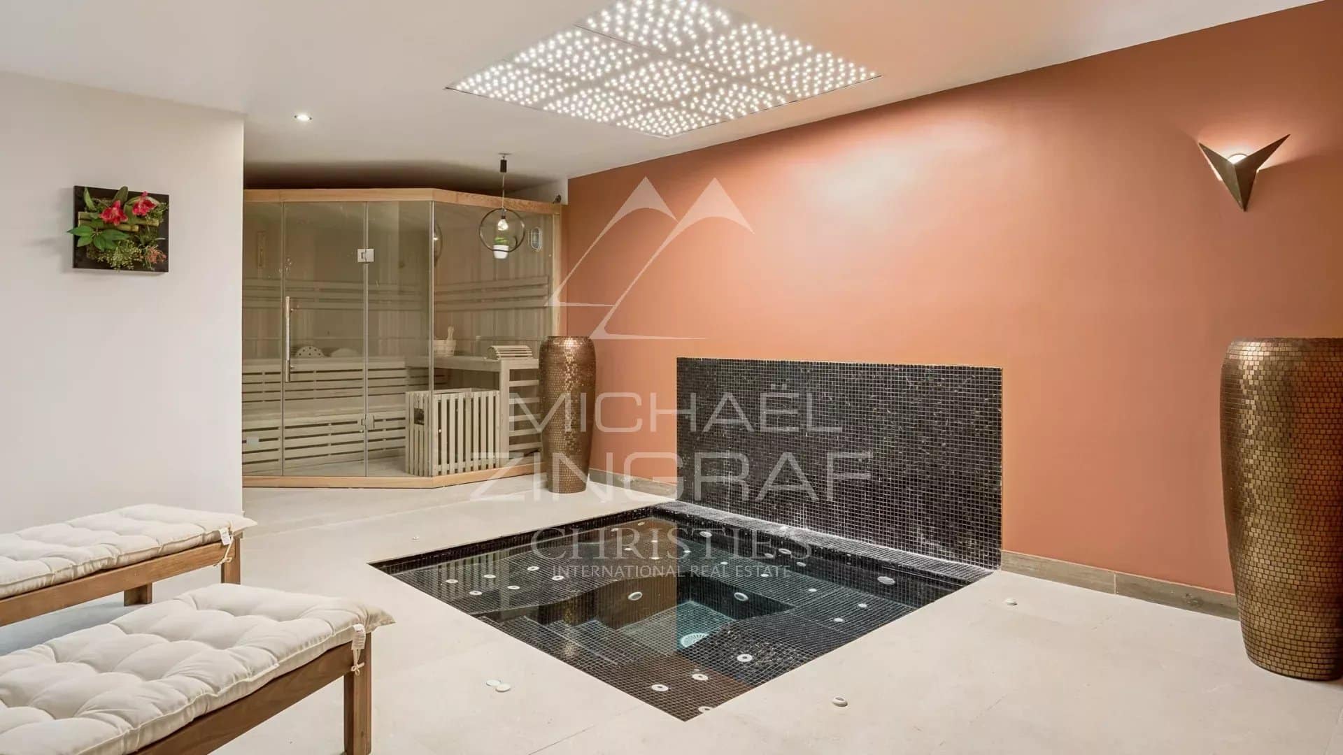 Intérieur d’une villa contemporaine à Roquefort-les-Pins Intérieur d'une villa contemporaine avec spa et sauna, murs en teintes chaudes.