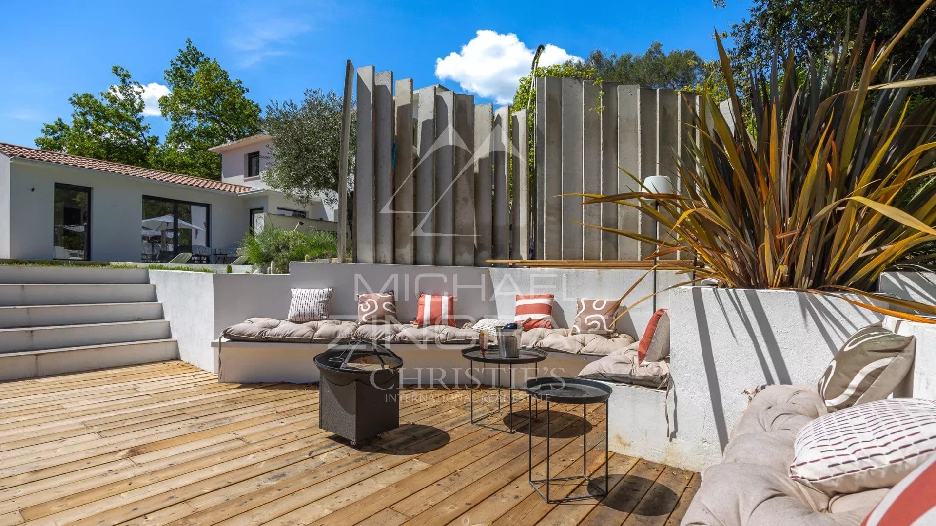 Terrasse d’une villa contemporaine Terrasse en bois avec mobilier de jardin dans une villa contemporaine à Roquefort-les-Pins.