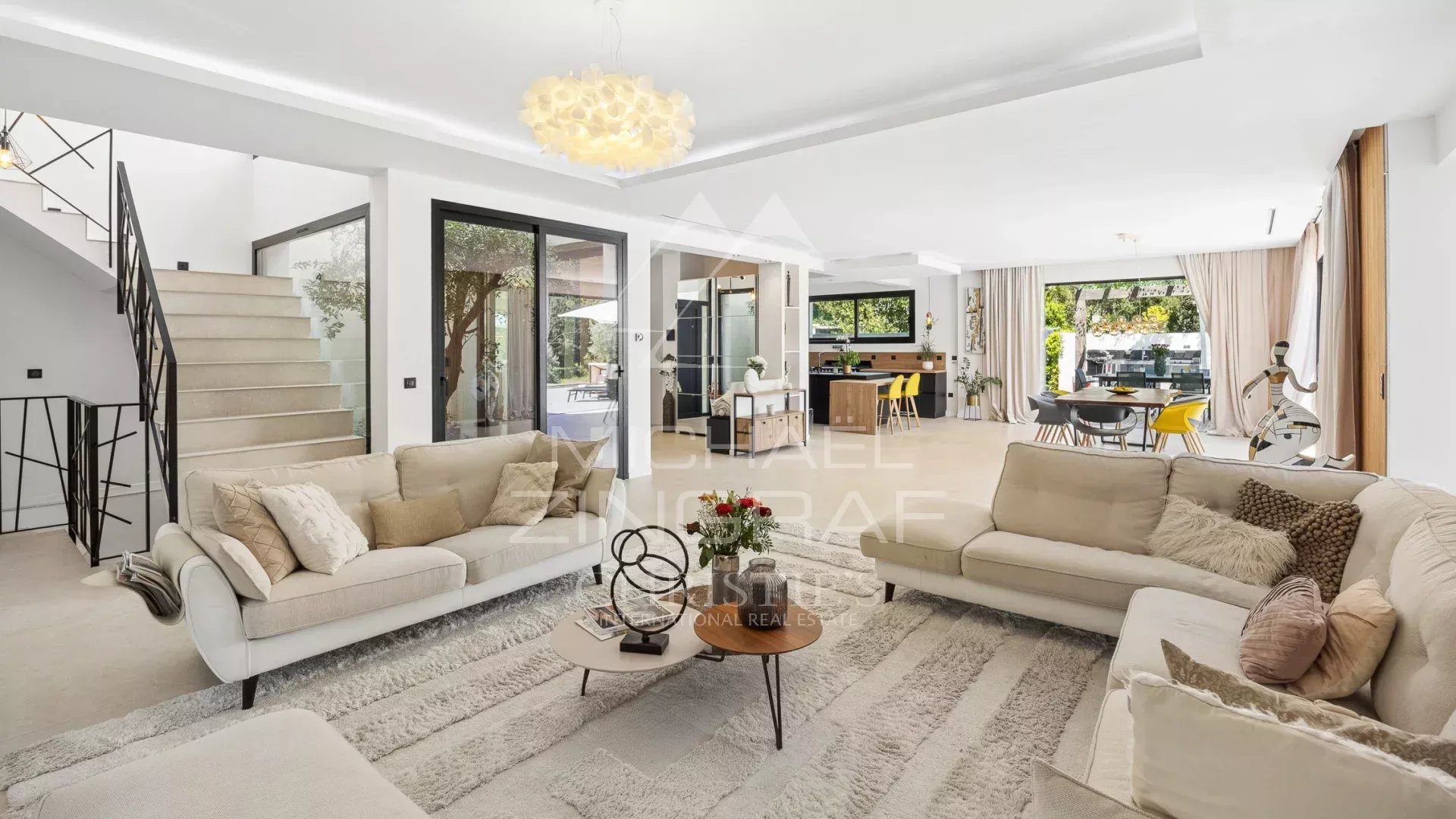 Intérieur d’une villa contemporaine Intérieur d'une villa contemporaine avec salon lumineux et mobilier moderne à Roquefort-les-Pins.