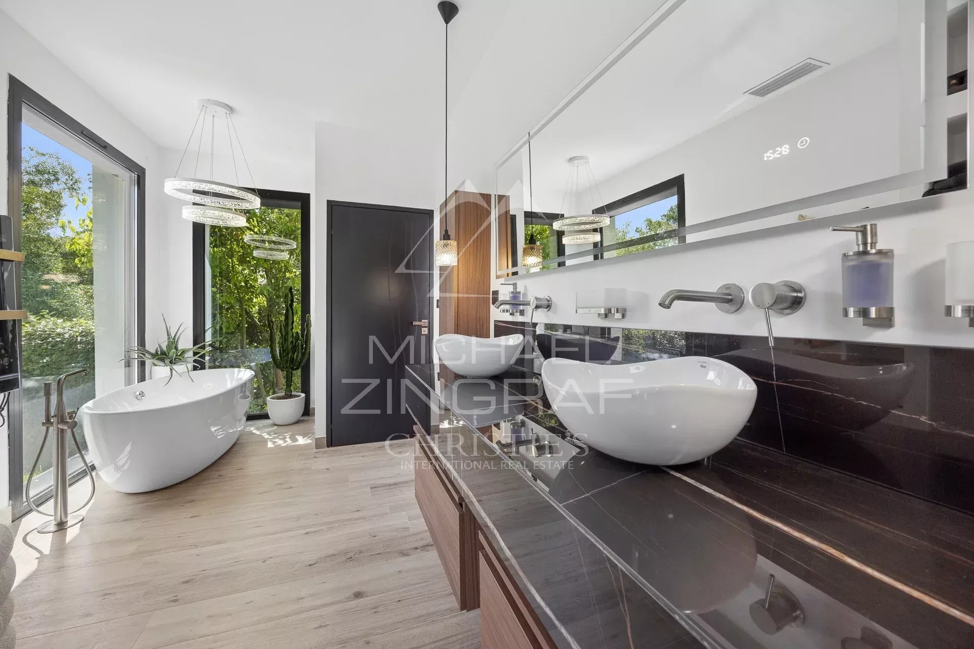 Salle de bain contemporaine Salle de bain moderne avec baignoire et lavabo, lumière naturelle à travers les fenêtres.