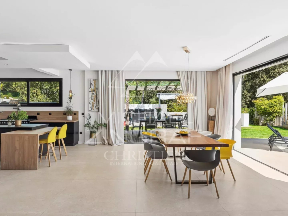 Intérieur d'une villa contemporaine avec salle à manger et cuisine ouverte, Roquefort-les-Pins.